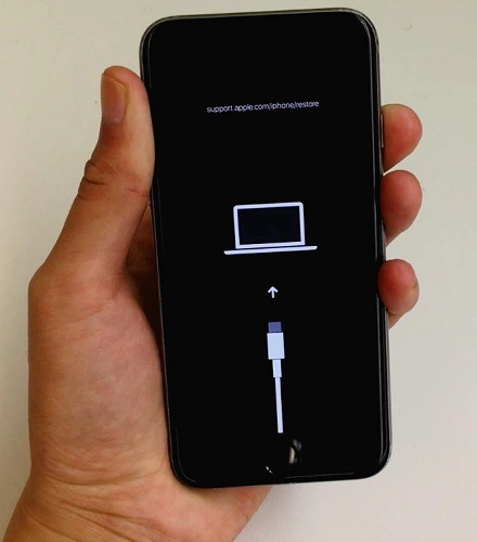 iphone 11 stuck in restore screen